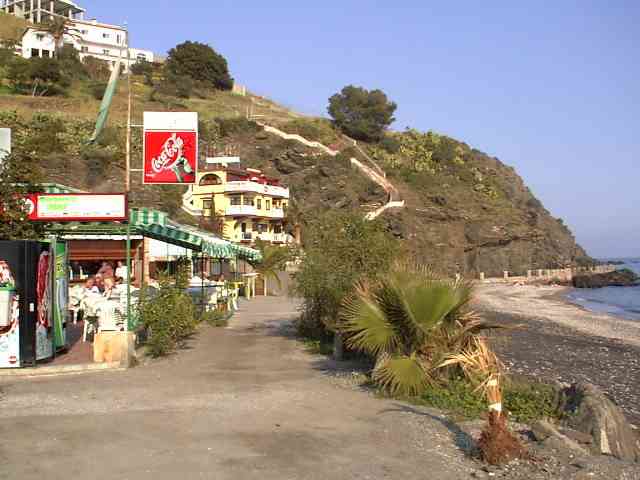 Das Restaurant Antonio liegt direkt am Strand mit Blick auf das Meer