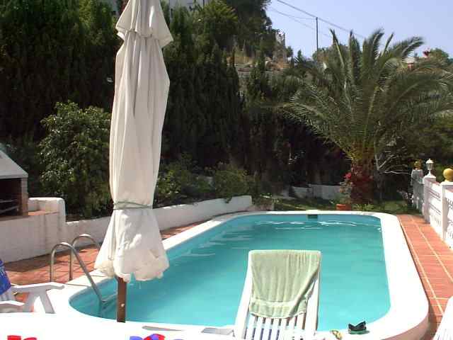 Neben dem 4 x 8 m groen Pool gibt es eine gemauerte Grillecke