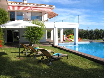 Beside the private pool you have sun beds