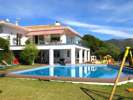 Around the private pool you have green and utility for children
