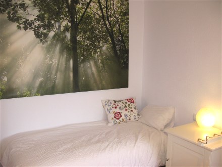 This bed room wiht single bed and nice foto lies at the pool area