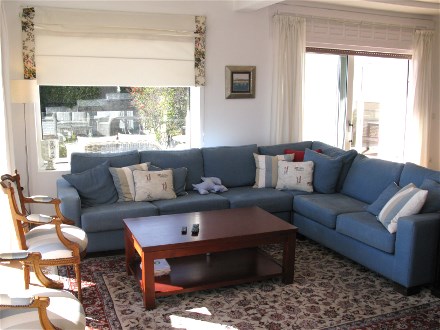 the livingroom of Villa Carlos has large windows and doors to the south facing terrace