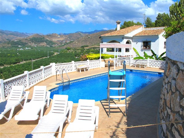 The hoiday apartment Nuestro Sueno has a private pool and sea views