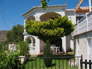 the garden from the villa Nuestro Sueno has sun up to the evening