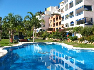 Die Appartements Galera Playa haben einen groen Pool mit Liegewiese