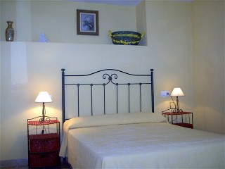 Im unteren Appartemetn gibt es ein groes Schlafzimmer mit Doppelbett