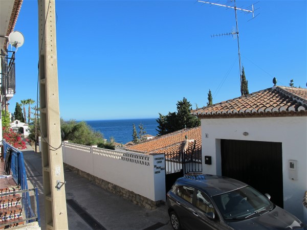 Der Wagen kann an der STrasse vor dem Haus geparkt werden