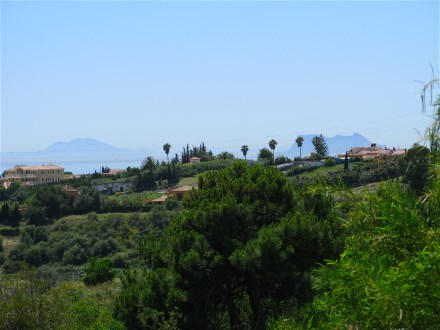 Vom Grundstck kann man das Atlasgebirge in Afrika und den Felsen von Gibraltar sehen