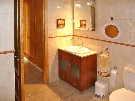 Das Bad hat eine Dusche und einen moderen Waschtisch