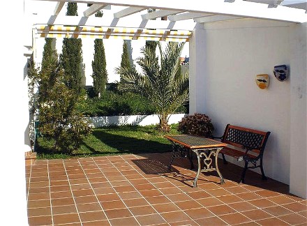 Neben dem Pool gibt es auch eine kleine Rasenflche