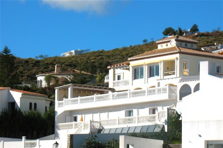 Die dreistckige Villa liegt in Sd Ost Lage