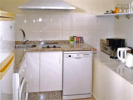 Die Kche ist gut ausgestattet mit Splmaschine und Waschmaschine