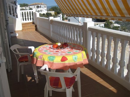 Auf der Terrasse von Appartement B gibt es ein Markise