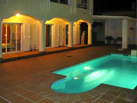 Der Pool ist am Abend beleuchtet