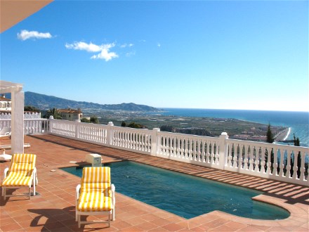 Der 4 x 8  groe Pool hat schon am Morgen Sonne