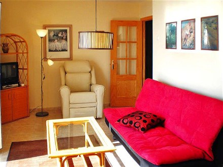 In der 55 qm goren Fereinwoohnung steht diese rote Schlafcouch