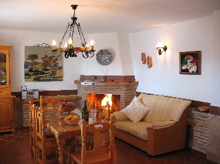 Der offen Kamin spendet im Winter angenehme W�rme