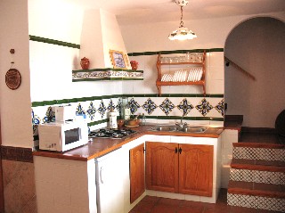 die offen K�che ist mit Gasherd, K�hlschrank und Mikrowelle ausgesttatt.