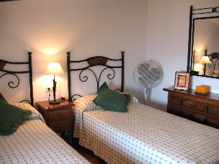 Das Schlafzimmer hat zwei Einzelbetten.