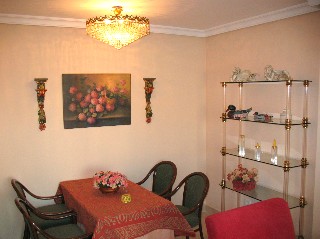 Im Wohnzimmer gibt es auch einen Esstisch mit 4 Sthlen