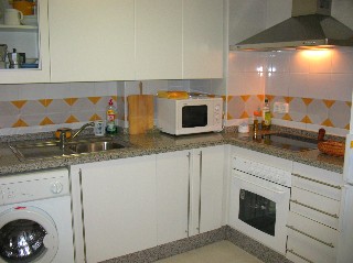 Die weie moderen Einbaukche ist gut ausgestattet.