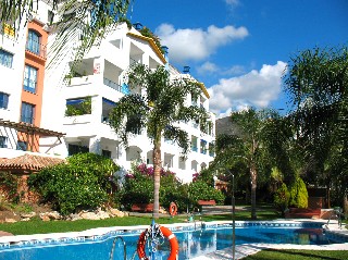 Der ovale Pool ist das ganze Jahr befllt