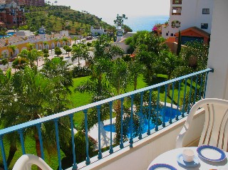 Von der grossen Terrassen haben Sie einen schnen Blick in den Garten und auf das Meer