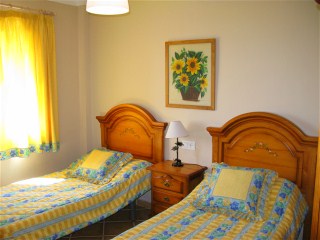 Das zweite Schlafzimmer hat zwei Einzelbetten