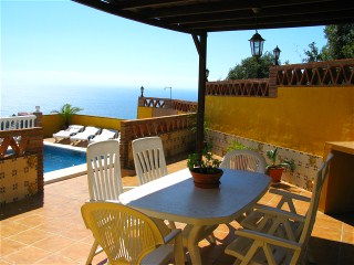 Von der Poolterrasse haben Sie einen schnen Blick ber die Costa Tropical