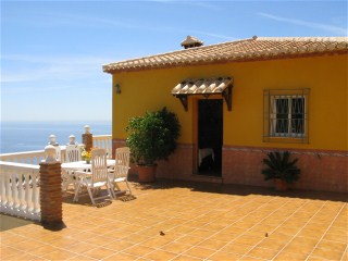 Auch die vordere Terrasse ist sonnig