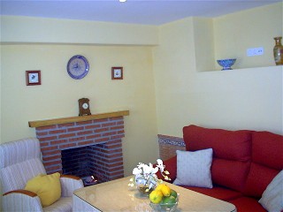 Das Wohnzimmer im Untergescho hat auch einen offenen Kamin