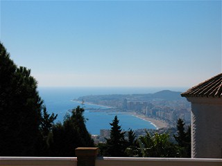 Hier sehen Sei den Blick auf den Hafen von Fuengirola