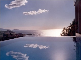 Im Pool haben Sie das Gefhl diekt aufs Meer hinaus zu schwimmen