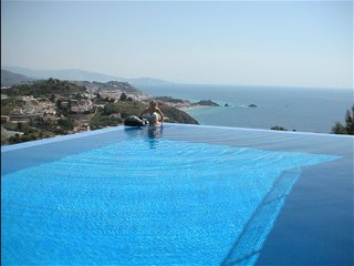 Vom Pool haben Sie einen schnen Blick auf das Meer