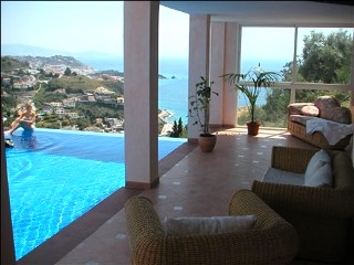 Neben dem Pool gibt es eine gemtliche berdachte  Sitzecke