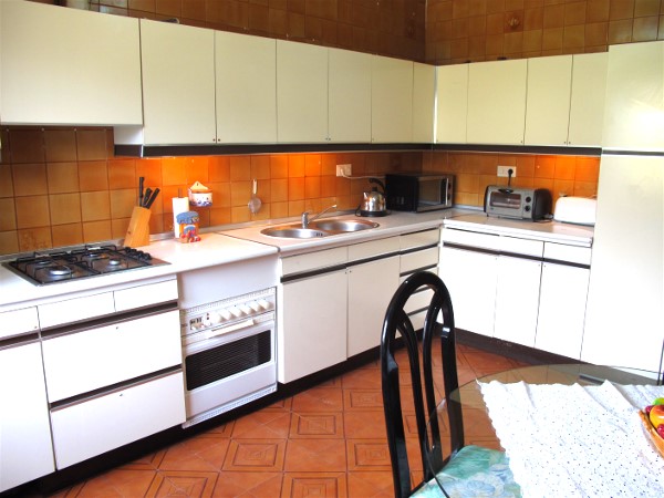 Die Kche mit Esstisch