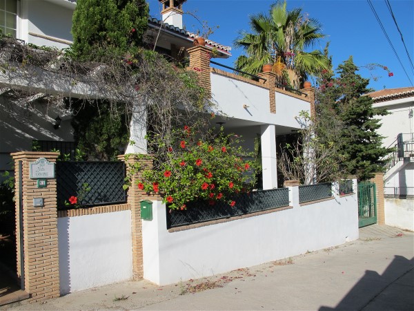 Das Appartement liegt in einer privaten Villa mit Pool