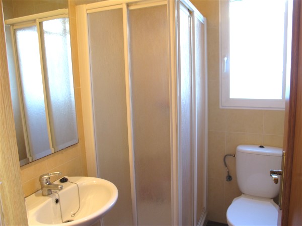 Das Bad hat eine Dusche und ein Fenster