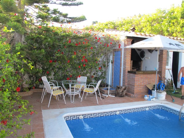 Neben dem Pool gibt es eine Grillecke