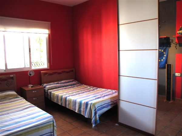 Das Schlafzimmer hat zwei Einzelbetten