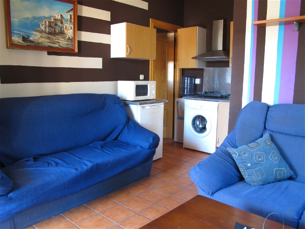 Im Wohnraum gibt es eine Couch