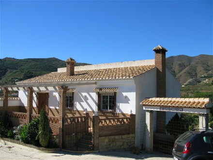 Finka Carmona liegt exponiert im Hinterland von Almunecar