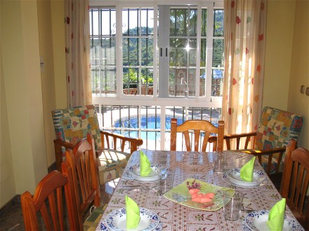 Vom Esstisch blicken Sie direkt auf die sonnige Pool Terrasse