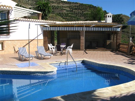 Der ovale Pool des Ferienhauses ist nicht einsehbar