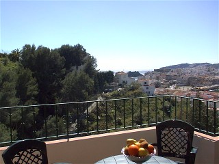 Die private Terrasse des Appartements mit Blick auf Almunecar