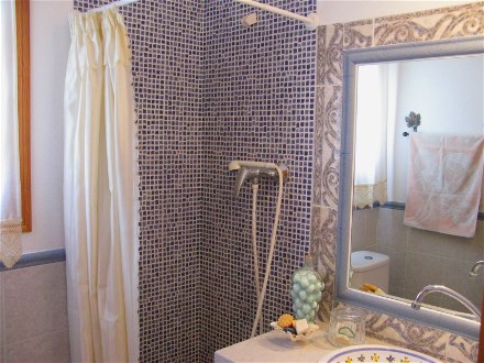 Das Duschbad ist mit ansprechend gefliest