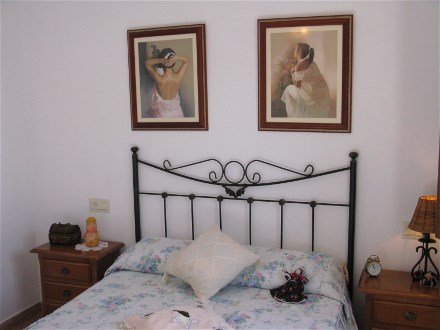 Dieses Schlafzimmer hat ein Doppelbett