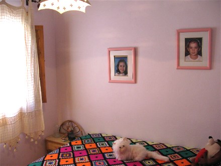 Im zweiten Schlafzimmer steht ein 1,20 m breites Bett.