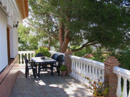 Die nicht einsehbare Terrasse hat eine Markise