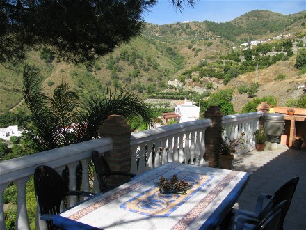 Auf der Terrasse vor dem Wohnzimmer haben sie bis zum Abend Sonne